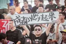 爱游戏-圣安东尼奥马刺迎欧篮联关键赛；今夜主帅复盘；气氛紧张；纪律约束更严格(本泽马为什么被踢出法国国家队)