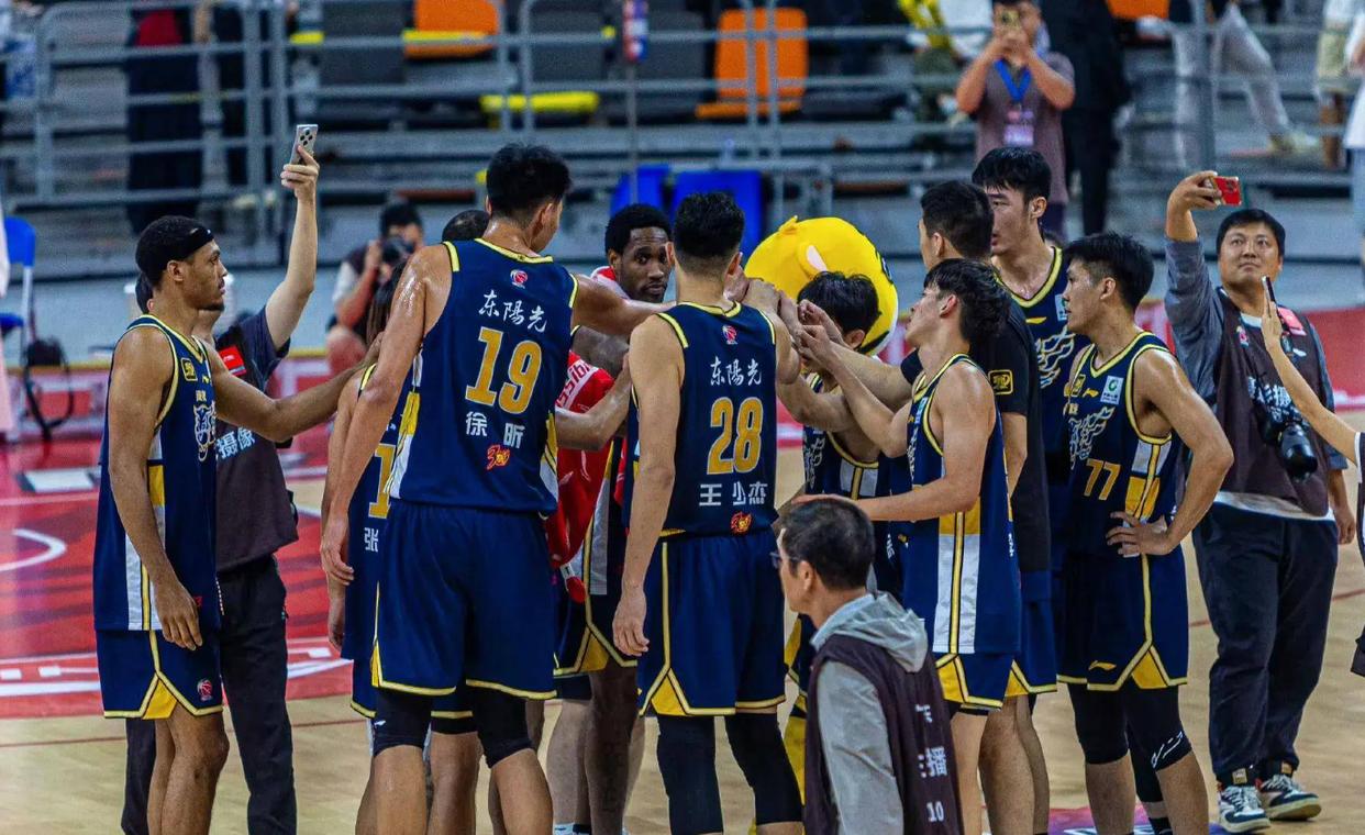 包含里程碑夜广东宏远刷新队史纪录，CBA季后赛今夜刷纪录，质疑声仍在，赛季目标并未改变的词条