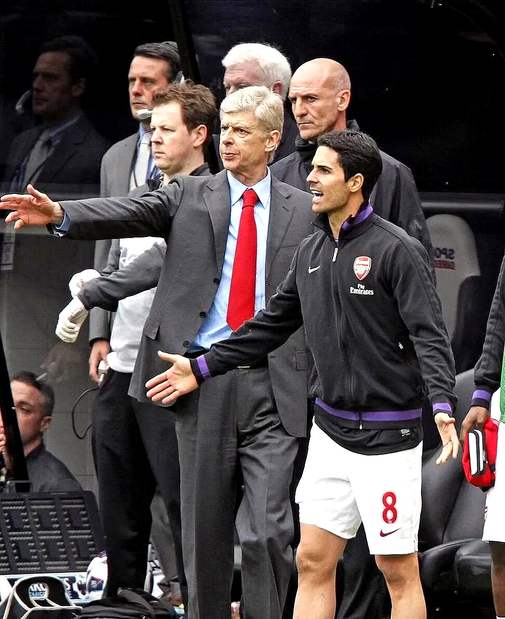 关于今晚拜仁慕尼黑调整名单以备意大利杯；更衣室发声环节打磨；球迷炸锅；纪律约束更严格的信息